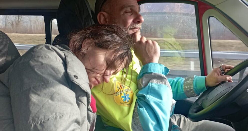 Italian man drives 5,000 km nonstop to save Ukrainian fiancée and her two kids