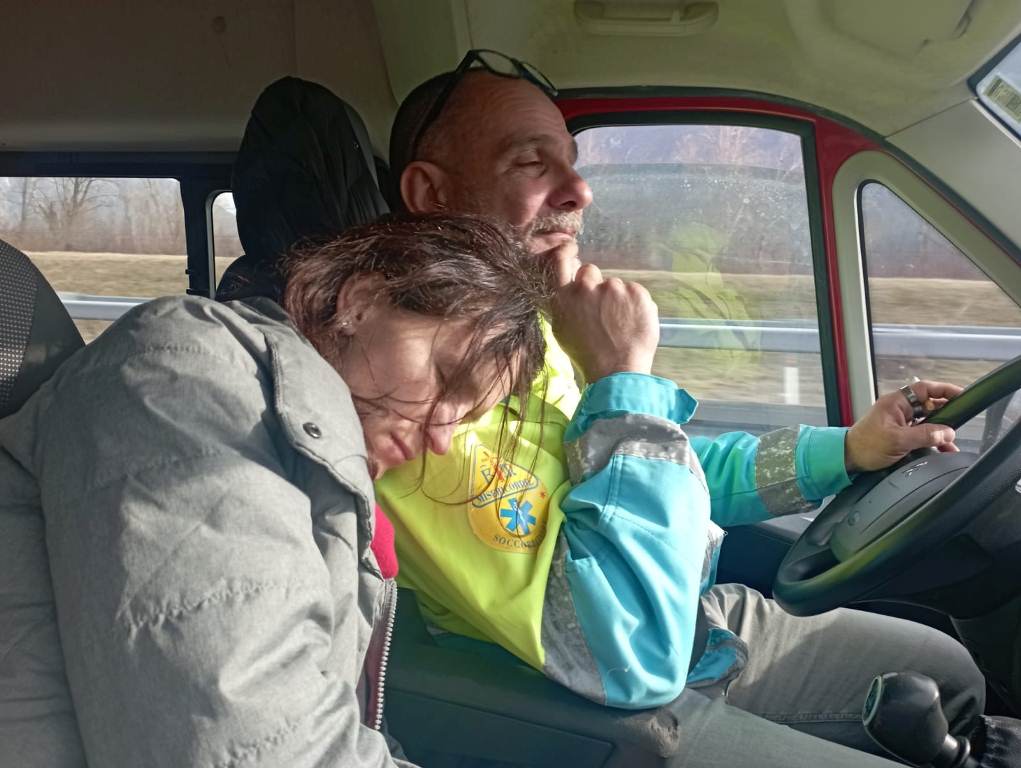Italian man drives 5,000 km nonstop to save Ukrainian fiancée and her two kids