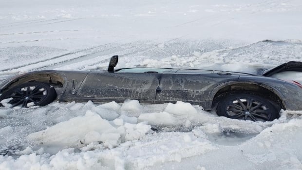 SUV falls through ice at Echo Lake, Sask., after an afternoon of ice fishing