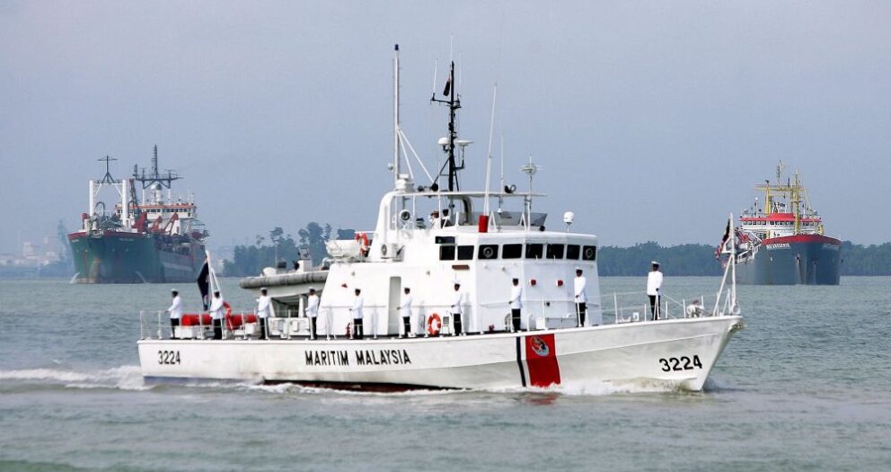 Kelantan MMEA detains boat with 13 Vietnamese off Tok Bali