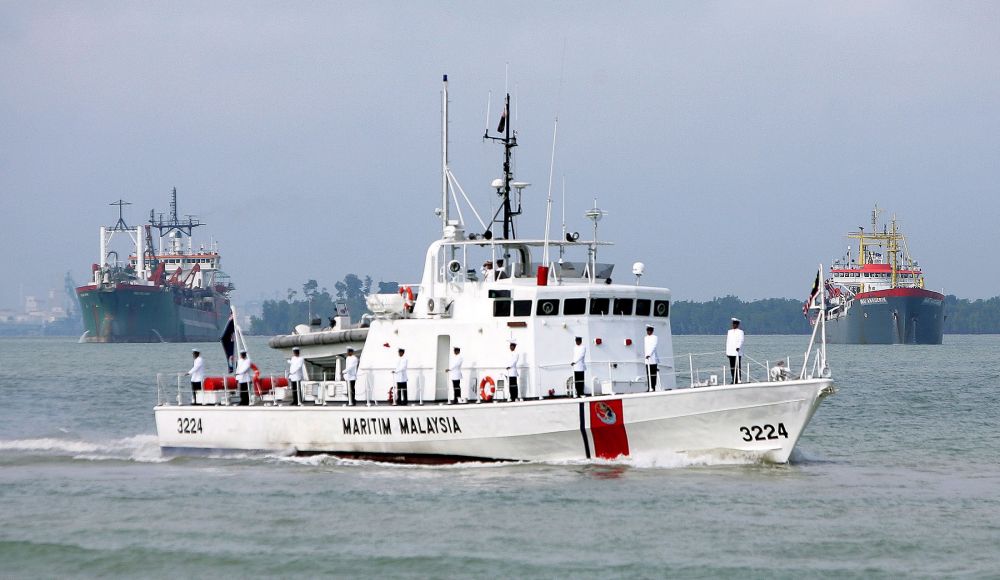 Kelantan MMEA detains boat with 13 Vietnamese off Tok Bali