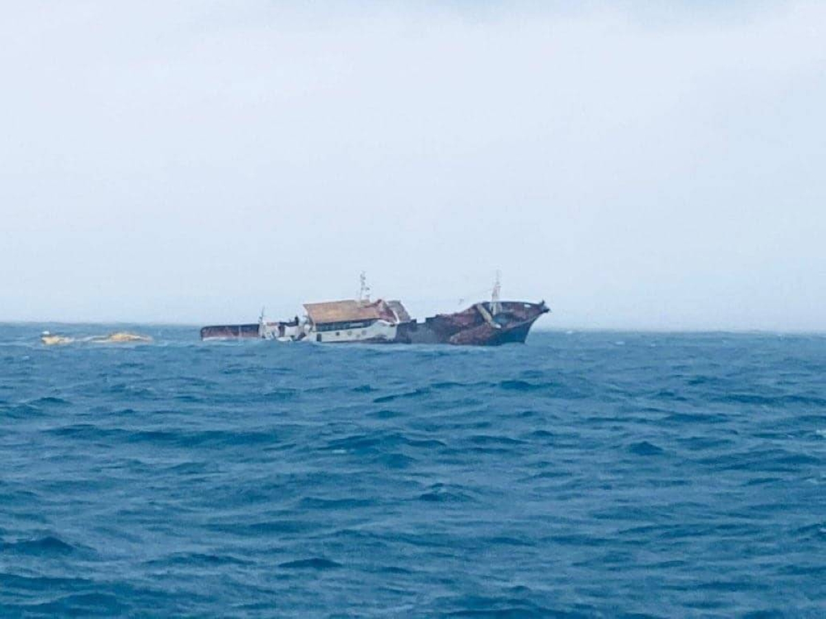 PH Coast Guard sets oil spill response as fishing vessel with 70K liters of diesel sinks off Batangas