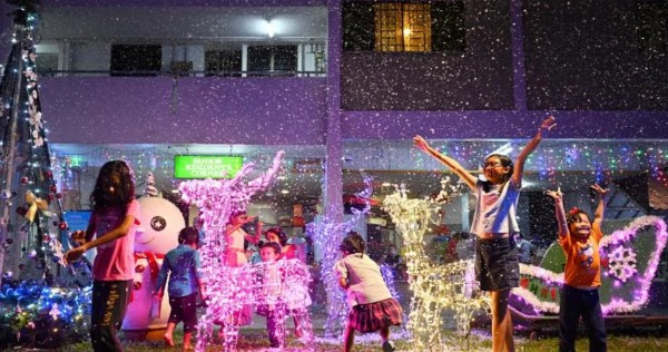 ‘Snow’, Merlion spitting ‘water’ and more: ‘Kaypoh auntie’ organises her last Christmas party for residents in Bedok Reservoir estate