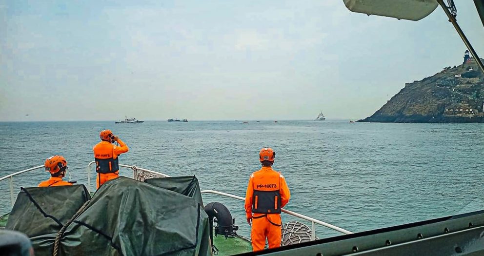 Mainland, Taiwanese coastguards join forces to save capsized fishing boat crew