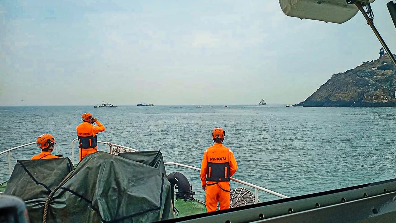 Mainland, Taiwanese coastguards join forces to save capsized fishing boat crew